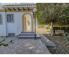 ESPECTACULAR CHALET EN AGUAS NUEVAS: LUJO, ESPACIO Y UBICACIÓN A SOLO 1,5 KM DE LA PLAYA