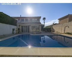 ESPECTACULAR CHALET EN AGUAS NUEVAS: LUJO, ESPACIO Y UBICACIÓN A SOLO 1,5 KM DE LA PLAYA