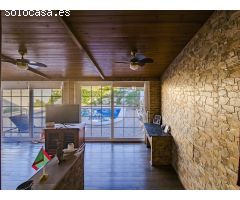 ESPECTACULAR CHALET EN AGUAS NUEVAS: LUJO, ESPACIO Y UBICACIÓN A SOLO 1,5 KM DE LA PLAYA