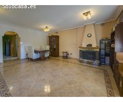 ESPECTACULAR CHALET EN AGUAS NUEVAS: LUJO, ESPACIO Y UBICACIÓN A SOLO 1,5 KM DE LA PLAYA