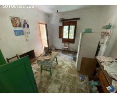 Vivienda a reformar en gran parcela rustica junto al caso urbano.