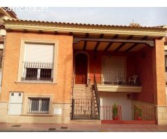 CASA independiente de DOS PLANTAS con CHIMENEA, LAVADERO, TRASTERO, DESPENSA y GARAJE CERRADO.