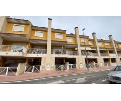 Duplex, de tres plantas. Dos dormitorios, dos baños, Salón Comedor, Cocina independiente. Piscina co