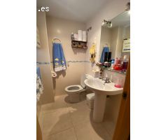Duplex, de tres plantas. Dos dormitorios, dos baños, Salón Comedor, Cocina independiente. Piscina co