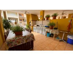 Duplex, de tres plantas. Dos dormitorios, dos baños, Salón Comedor, Cocina independiente. Piscina co