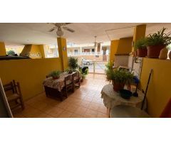Duplex, de tres plantas. Dos dormitorios, dos baños, Salón Comedor, Cocina independiente. Piscina co