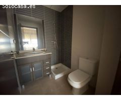 Vivienda formada por 3 dormitorios y dos baños. Cocina independiente y terraza independiente en comu