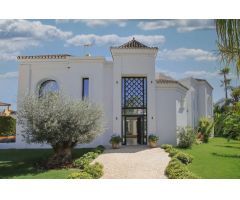 LUJOSA VILLA DE 3 NIVELES EN NUEVA ANDALUCÍA, MARBELLA