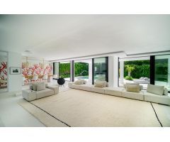 LUJOSA VILLA DE 3 NIVELES EN NUEVA ANDALUCÍA, MARBELLA