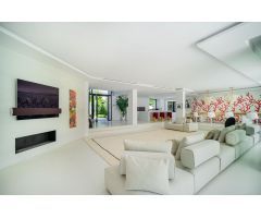 LUJOSA VILLA DE 3 NIVELES EN NUEVA ANDALUCÍA, MARBELLA