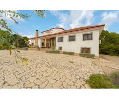 Magnífico Chalet en Venta en Petrer: Encanto y Tranquilidad en un Entorno Natural Único