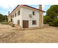 Magnífico Chalet en Venta en Petrer: Encanto y Tranquilidad en un Entorno Natural Único