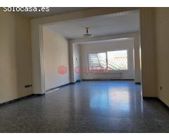 ADOSADO EN VENTA PARA REFORMAR CON GARAJE  EN GAVA