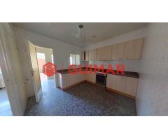 ADOSADO EN VENTA PARA REFORMAR CON GARAJE  EN GAVA
