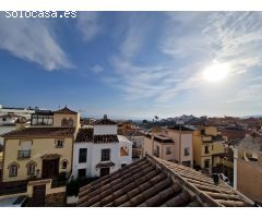 Amplia Casa Adosada con Piscina Privada, Garaje y Terraza en la Azotea – Cerca del Centro de Nerja