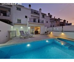 Amplia Casa Adosada con Piscina Privada, Garaje y Terraza en la Azotea – Cerca del Centro de Nerja