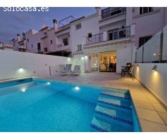 Amplia Casa Adosada con Piscina Privada, Garaje y Terraza en la Azotea – Cerca del Centro de Nerja