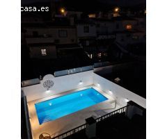 Amplia Casa Adosada con Piscina Privada, Garaje y Terraza en la Azotea – Cerca del Centro de Nerja