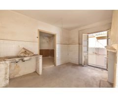 CASA JUNTO AL AYUNTAMIENTO DEL PADUL, PARA REHABILITAR O DERRIBAR