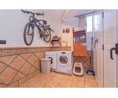 ENCANTADORA CASA RÚSTICA DE 3 PLANTAS CON PATIO Y TERRAZA, ¡LISTA PARA ENTRAR A VIVIR!