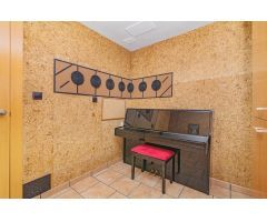 ENCANTADORA CASA RÚSTICA DE 3 PLANTAS CON PATIO Y TERRAZA, ¡LISTA PARA ENTRAR A VIVIR!