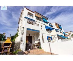 CHALET ADOSADO CON GRAN TERRAZA Y CERCA DEL MAR CON ESTUDIO Y 3 DORMITORIOS