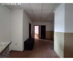 Fantástico local comercial planta baja con varias dependencias, donde se incluyen dos apartamentos.