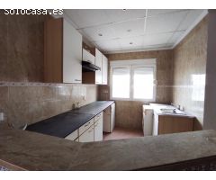 Fantástico local comercial planta baja con varias dependencias, donde se incluyen dos apartamentos.