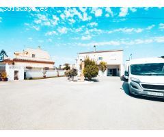 Fantástica parcela con casa dividida en varios inmuebles independientes en Urbanización La Marina