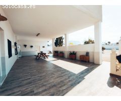 Fantástica parcela con casa dividida en varios inmuebles independientes en Urbanización La Marina