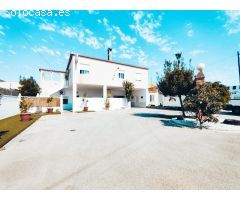 Fantástica parcela con casa dividida en varios inmuebles independientes en Urbanización La Marina