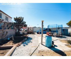 Fantástica casa con terreno y preciosas vistas al mar a pie de playa en Guardamar del Segura