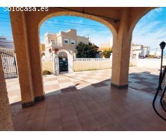 Fantástico chalet independiente con maravillosas vistas en Urbanización La Marina, Alicante
