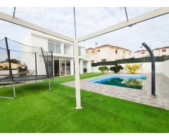 Exclusivo chalet independiente en la urbanización La Marina, Alicante, Costa Blanca