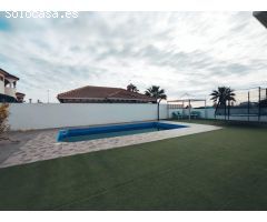 Exclusivo chalet independiente en la urbanización La Marina, Alicante, Costa Blanca