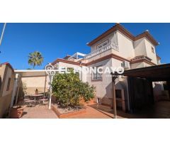 Fantástico semiadosado en la Urbanización La Marina, Alicante, Costa Blanca