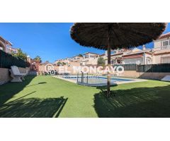 Fantástico semiadosado en la Urbanización La Marina, Alicante, Costa Blanca