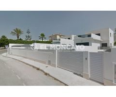 Fantástico chalet independiente con piscina propia en la lujosa urbanización de La Marina