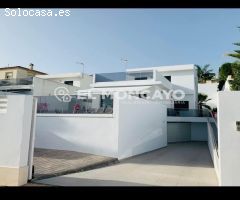 Fantástico chalet independiente con piscina propia en la lujosa urbanización de La Marina