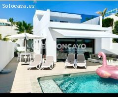 Fantástico chalet independiente con piscina propia en la lujosa urbanización de La Marina