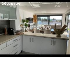 Fantástico chalet independiente con piscina propia en la lujosa urbanización de La Marina