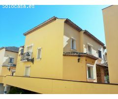 VILLA PAREADA SIN MUEBLES DE 4 DORMITORIOS EN EL CENTRO DE ESTEPONA.