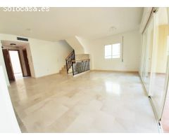 VILLA PAREADA SIN MUEBLES DE 4 DORMITORIOS EN EL CENTRO DE ESTEPONA.