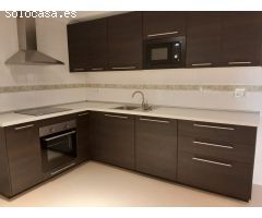 VILLA PAREADA SIN MUEBLES DE 4 DORMITORIOS EN EL CENTRO DE ESTEPONA.