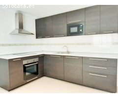 VILLA PAREADA SIN MUEBLES DE 4 DORMITORIOS EN EL CENTRO DE ESTEPONA.