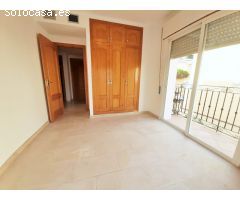 VILLA PAREADA SIN MUEBLES DE 4 DORMITORIOS EN EL CENTRO DE ESTEPONA.