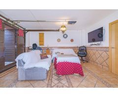 ENCANTADORA CASA RÚSTICA DE 3 PLANTAS CON PATIO Y TERRAZA, ¡LISTA PARA ENTRAR A VIVIR!
