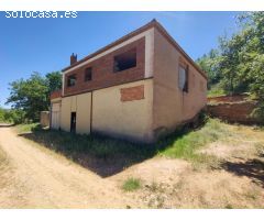 casa a medio construir sobre finca de 18.000 metros