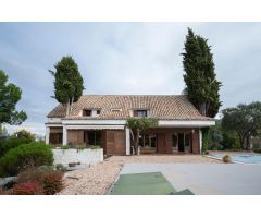 Magnífico chalet para reformar a su gusto en la prestigiosa urbanización de Soto de Viñuelas