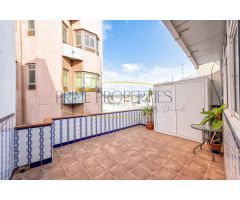 Casa terrera con terraza en la plaza de San Gregorio (Telde)